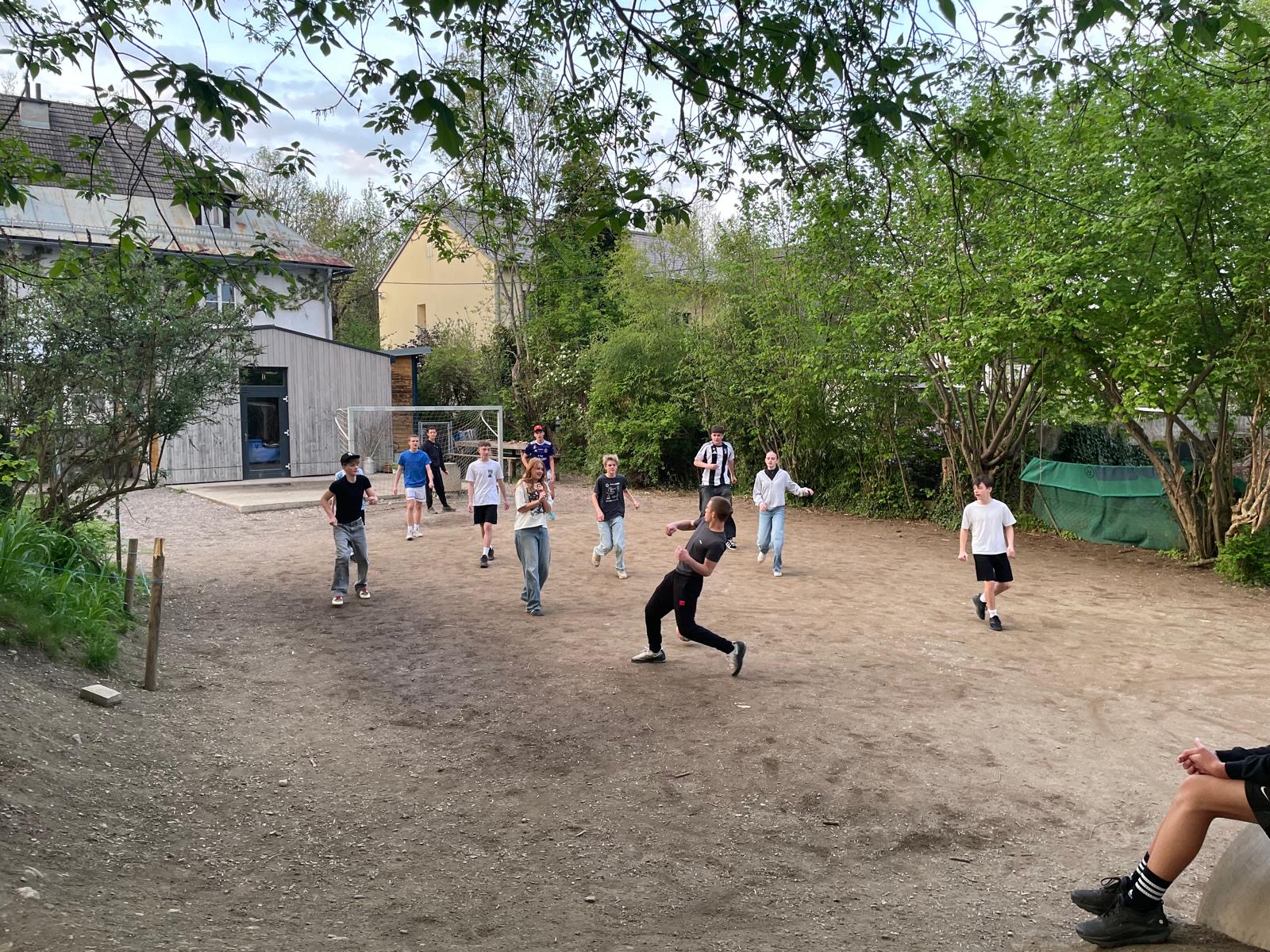Schüler spielen Fußball im Hof der Waldorfschule Klagenfurt.